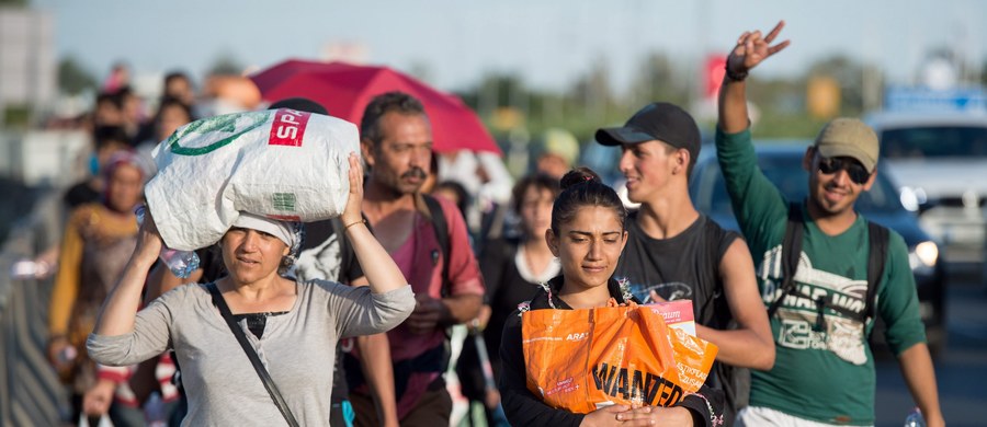Rząd w Budapeszcie zapowiedział, że wyśle autobusy, które zawiozą wędrujących autostradą uchodźców do granicy z Austrią. Setki uchodźców wyruszyli pieszo z budapeszteńskiego dworca Keleti do Wiednia. Zdecydowali się iść pieszo, bowiem władze nie zezwoliły im na przejazd pociągami. To głównie rodziny z Syrii i Afganistanu.