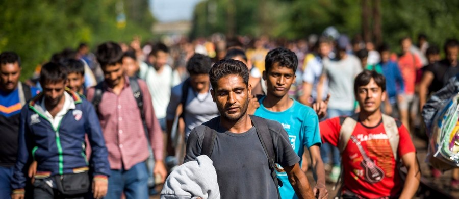 Europa stoi w obliczu największego od dziesięcioleci napływu uchodźców - alarmuje wysoki komisarz NZ ds. uchodźców Antonio Guterres. Ponad 300 tys. ludzi zaryzykowało w tym roku życie, by przez Morze Śródziemne dotrzeć do Europy. Uchodźców nie mogą pomieścić ośrodki dla imigrantów w Grecji, Macedonii i Serbii. Kilka tysięcy uchodźców, którzy chcą przedostać się na Zachód, przebywa na Węgrzech.