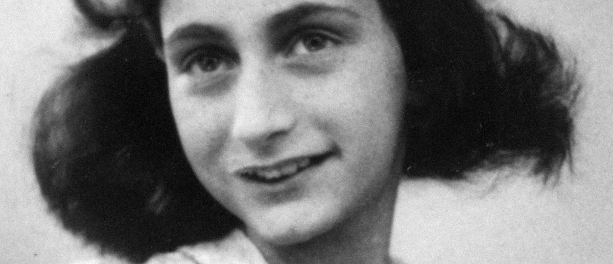 71 lat temu do obozu Auschwitz trafiła 15-latka Anne Frank. Znajdowała się w ostatnim transporcie Żydów deportowanych przez Niemców z okupowanej Holandii. Pociąg wyruszył z obozu w Westerbork 3 września. Po dwóch dniach dotarł do Auschwitz II-Birkenau. Nastolatka prowadziła dziennik, który przetrwał wojnę i stał się jednym z najcenniejszych świadectw Holokaustu. Jego obszerne fragmenty zostały opublikowane po raz pierwszy w 1947 r.