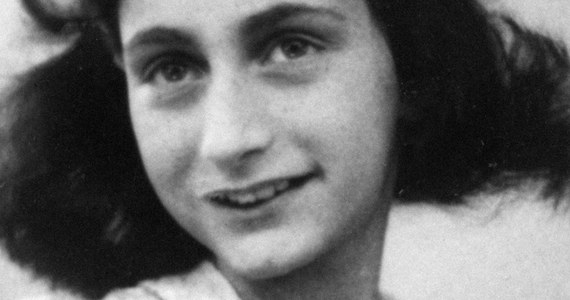 71 lat temu do obozu Auschwitz trafiła 15-latka Anne Frank. Znajdowała się w ostatnim transporcie Żydów deportowanych przez Niemców z okupowanej Holandii. Pociąg wyruszył z obozu w Westerbork 3 września. Po dwóch dniach dotarł do Auschwitz II-Birkenau. Nastolatka prowadziła dziennik, który przetrwał wojnę i stał się jednym z najcenniejszych świadectw Holokaustu. Jego obszerne fragmenty zostały opublikowane po raz pierwszy w 1947 r.