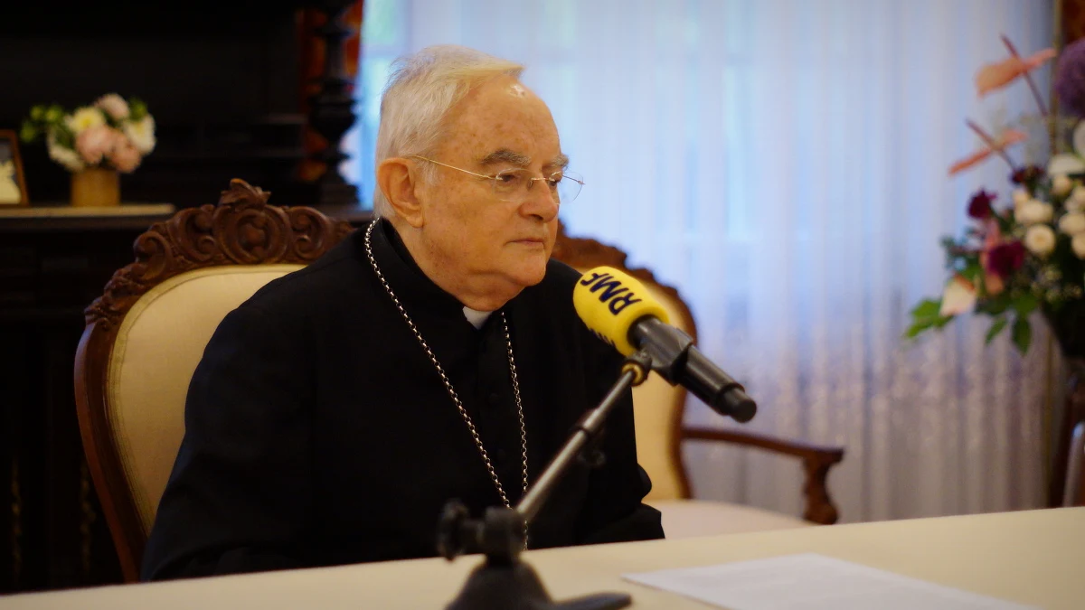 "Jeżeli te tendencje się nie zmienią, to Europa będzie muzułmańska, to nie ulega wątpliwości" - mówi Gość Krzysztofa Ziemca w RMF FM arcybiskup Henryk Hoser pytany o to, czy napływ uchodźców zmieni Europę. "To jest problem, który Polski nie ominie" - ocenia gość RMF FM. Abp Hoser dodaje, że "nowi muzułmanie będą skazani na swego rodzaju gettoizację i tego trzeba uniknąć". "W tych krajach, gdzie jest wielka diaspora uchodźców muzułmańskich są też ich rodziny, znajomi, więc to jest bez porównania łatwiej, niż w Polsce, gdzie tych czynników nie ma" - mówi arcybiskup. 