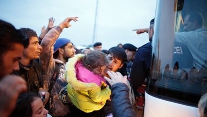 Austria: 1,5 tys. uchodźców przybyło na granicę w nocy. Kanclerz Austrii: Węgrzy wywołują chaos