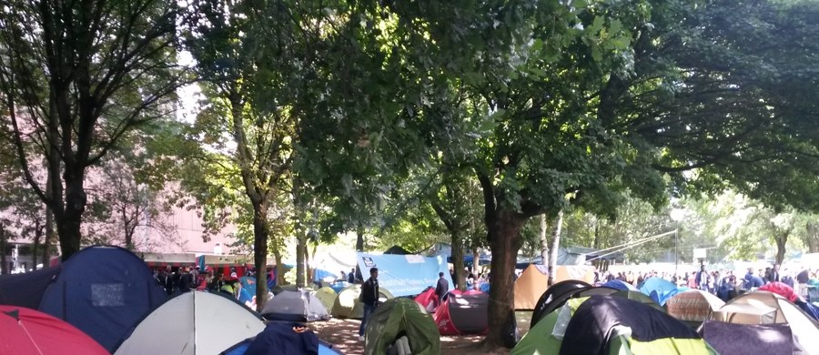 Obozowisko uchodźców powstało w centrum Brukseli. Setki Syryjczyków koczuje w parku Maksymiliana przed urzędem rejestrującym azylantów. Ze stolicy Europy relacjonuje korespondentka RMF FM, Katarzyna Szymańska-Borginon.
