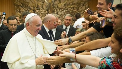 Papież apeluje: Niech każda parafia przyjmie uchodźców. Odwagi!