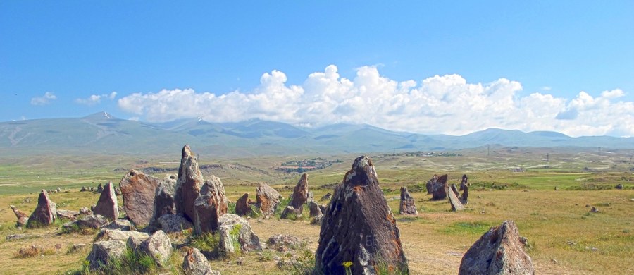 To może być drugie  Stonehenge. Brytyjscy uczeni odkryli rząd olbrzymich neolitycznych głazów, które pochodzą sprzed czterech i pół tysiąca lat. Znajdują się metr pod ziemią w miejscowości oddalonej o półtora kilometra od Stonehenge. 