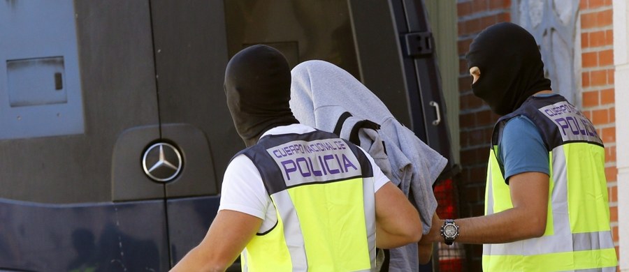 Kilkudziesięciu cudzoziemców umieszczonych w ośrodku dla imigrantów w Walencji na południowym wschodzie Hiszpanii próbowało w nocy uciec i zaatakowało strażników. Zostali powstrzymani. Pięciu policjantów odniosło niewielkie obrażenia.