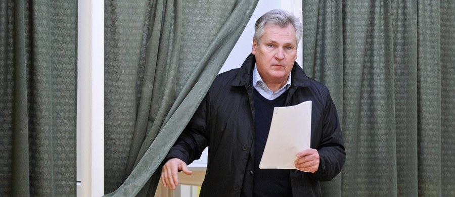 Polacy - którzy w zdecydowanej większości nie poszli głosować w niedzielnym referendum - wykazali zdrowy rozsądek - uważa były prezydent Aleksander Kwaśniewski. Według cząstkowych danych Państwowej Komisji Wyborczej, frekwencja w referendum wyniosła zaledwie 7,48 procent.