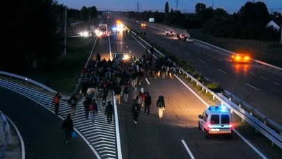 Starcia na Węgrzech. Po negocjacjach uchodźcy przerwali marsz