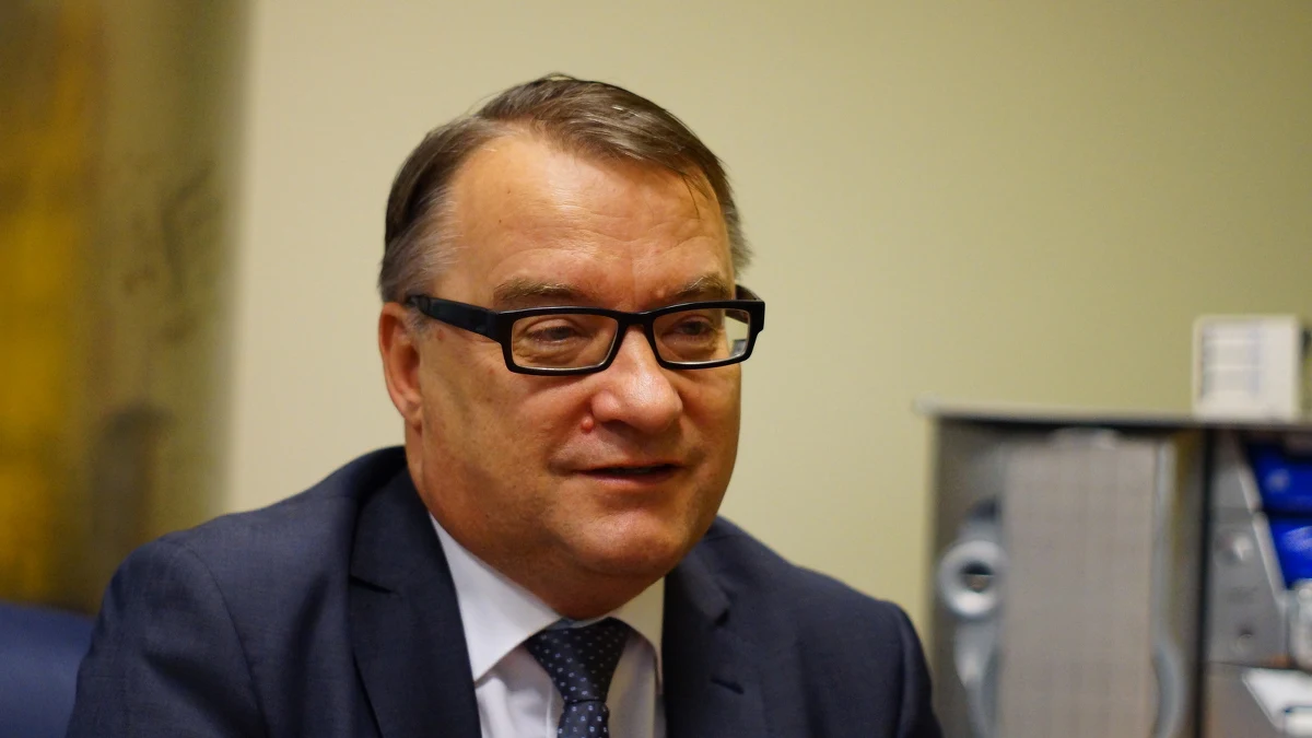 „Jest sporo zastrzeżeń, jeśli chodzi o wyjaśnianie afery podsłuchowej. Sam zgłaszałem takie, bo uważam, że ta sprawa powinna być wyjaśniona w sposób bardziej dynamiczny” - mówi w Kontrwywiadzie RMF FM, w odpowiedzi na pytania słuchaczy, koordynator służb specjalnych Marek Biernacki. „Powinny być postawione inne zarzuty, np. przestępczość zorganizowana” - dodaje. „Co się stało z podsłuchami, które dotyczyły sfery biznesu?” - pyta Biernacki. Jego zdaniem podsłuchy na początku były wymierzone w świat biznesu. „Ta wiedza była komuś potrzebna” - ocenia gość RMF FM. Koordynator Służb Specjalnych zaznacza, że „to na pewno nie polskie służby podsłuchiwały”.