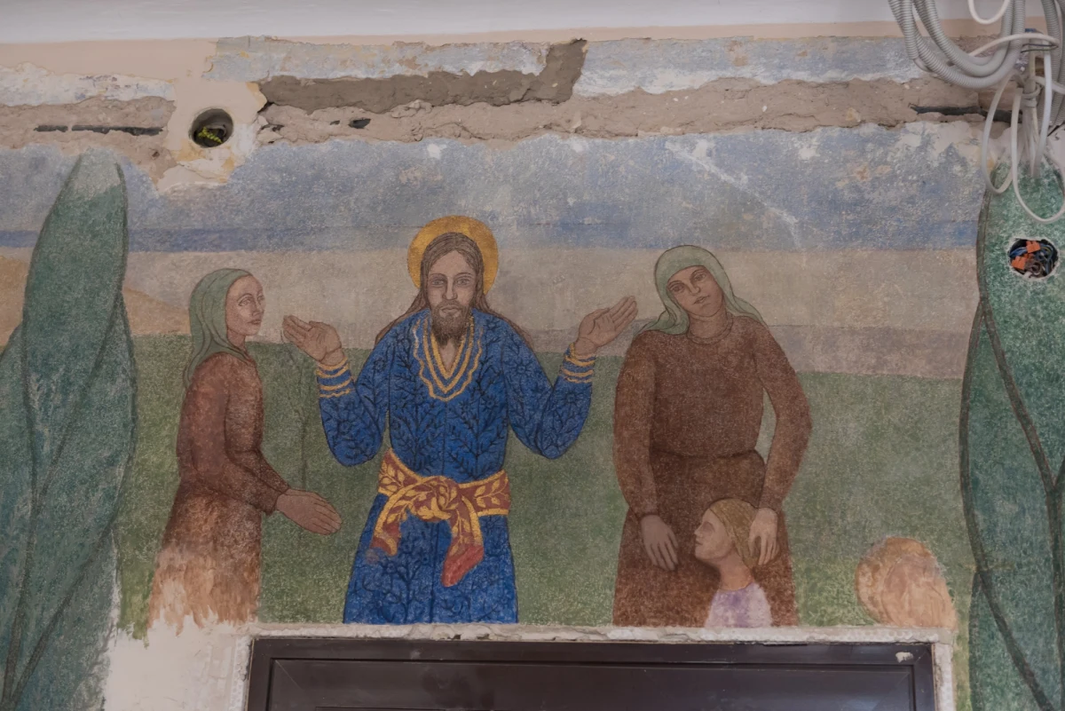 Podczas remontu Powiatowej Komendy Policji w Gnieźnie odnaleziono wartościowe malowidła z początku XX wieku. Freski przedstawiają sceny biblijne, m. in. wskrzeszenie Łazarza. Malunki zdobiły szpitalną kaplicę, która istniała w tym miejscu od lat międzywojennych.