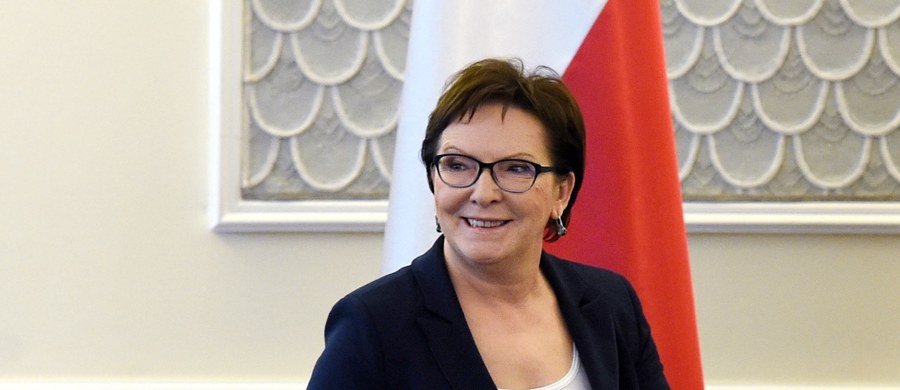 Premier Ewa Kopacz chce spotkać się w środę z liderami partii zasiadających w Sejmie. Tematem rozmowy ma być napływ uchodźców do Europy. Szefowa rządu stwierdziła również, że Polska jest gotowa zrobić ws. uchodźców więcej, niż dotąd deklarowała: "Nasze możliwości są większe niż zadeklarowane już przyjęcie 2 tysięcy osób".