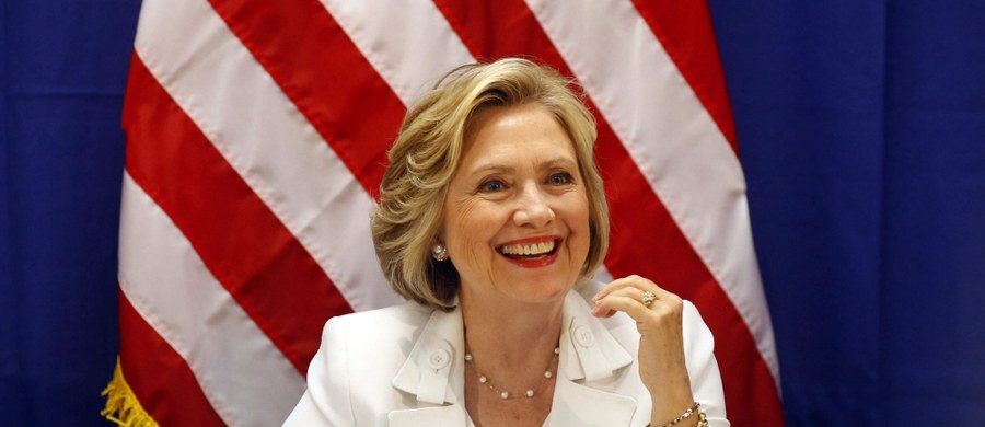 Hillary Clinton, ubiegająca się o fotel prezydenta USA, przeprosiła za prowadzenie prywatnej skrzynki mailowej w celach służbowych podczas gdy była szefową dyplomacji. Skandal związany z prywatnymi mailami Clinton bardzo osłabił jej notowania w sondażach. 