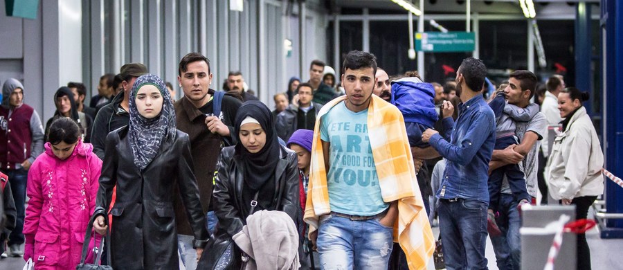 Kryzys migracyjny, którego doświadcza Europa, wszedł w kolejną fazę. Rządy krajów, sprzeciwiających się obowiązkowym kwotom migrantów, poddane są ostatnimi dniami potężnej presji ze strony polityków i mediów, przede wszystkim niemieckich. Elementem tej kampanii jest manipulowanie pojęciem „solidarność” i niechęć do zrozumienia specyfiki społecznej Europy Środkowej. Sami uchodźcy pozostają w cieniu. 