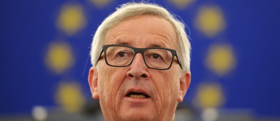 Kryzys migracyjny jest obecnie pierwszym priorytetem dla Unii Europejskiej - oświadczył w europarlamencie szef Komisji Europejskiej Jean-Claude Juncker. Zaapelował do państw UE o przejęcie 160 tysięcy uchodźców od Grecji, Włoch i Węgier. Wspomniał m.in. o Polakach. "20 mln potomków Polaków mieszka poza Polską w wyniku emigracji politycznej i ekonomicznej" - powiedział Juncker. Komisja Europejska opublikowała już swoją decyzję w sprawie uchodźców. Potwierdzają się liczby ujawnione wcześniej przez naszą brukselską korespondentkę Katarzynę Szymańską-Borginon. Bruksela chce, żebyśmy przyjęli dodatkowo 9287 uchodźców z obozów na Węgrzech, we Włoszech i w Grecji. Wcześniej zgodziliśmy się przyjąć dwa tysiące uciekinierów. Polska na każdego przyjętego uchodźcę ma otrzymać 6 tysięcy euro. 