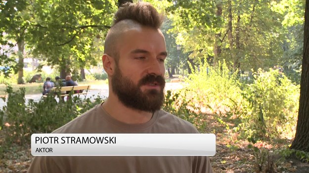 Piotr Stramowski, odtwórca głównej roli w filmie „Pitbull: Nowe porządki”, wciela się w postać niepokornego policjanta o pseudonimie Majami. Twierdzi, że rola ta wymagała od niego wielu trudnych przygotowań, sprawiła mu jednak wielką satysfakcję. Aktor jest zadowolony z roli, ponieważ dotychczas grał głównie amantów.


„Pitbull: Nowe porządki” nie jest bezpośrednią kontynuacją filmu Patryka Vegi z 2005 roku, choć pojawią się w nim znane już widzom postaci, jak Gebels, Igor i Barszczyk. Scenariusz oparty jest na prawdziwej historii gangu obcinaczy palców, jednej z najbrutalniejszych grup przestępczych w Polsce. Nad jej rozbiciem pracują śledczy z dwóch warszawskich komend: z Pałacu Mostowskich i Mokotowa. Głównym bohaterem jest niepokorny policjant o pseudonimie Majami, pracujący w mokotowskiej komendzie. W tej roli widzowie zobaczą Piotra Stramowskiego, który nie ukrywa, że udział w filmie Vegi daje mu dużo satysfakcji.


– Przy takich dużych produkcjach od samego początku się czuje, że coś spada na człowieka, jakaś taka scheda, którą trzeba dźwignąć. Podczas pracy, kiedy już dostałem scenariusz, zobaczyłem, że to jest inna historia, że to nie ma nic wspólnego tematycznie z pierwszym „Pitbullem” – mówi Piotr Stramowski.