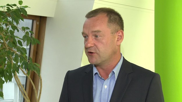 Przenoszeniem procesów biznesowych nad Wisłę zainteresowanych jest coraz więcej firm. Duży ruch widać zwłaszcza w branży usług finansowych – wzrost w tym segmencie jest najwyższy od kilku lat. To może oznaczać kilkadziesiąt tysięcy nowych miejsc pracy w Polsce.


– Przez ostatnie 10 lat ten biznes urósł z kilku tysięcy ludzi do 150 tys. Mówię tutaj nie tylko o samym BPO, lecz także o centrach, które świadczą usługi tylko dla jednego wewnętrznego klienta – podkreśla Marek Grodziński, dyrektor Europejskiej Sieci Centrów BPO i członek zarządu Capgemini Polska oraz członek zarządu ABSL. – To wielka liczba profesjonalistów, menadżerów, którym można powierzać coraz bardziej zaawansowane i złożone procesy.