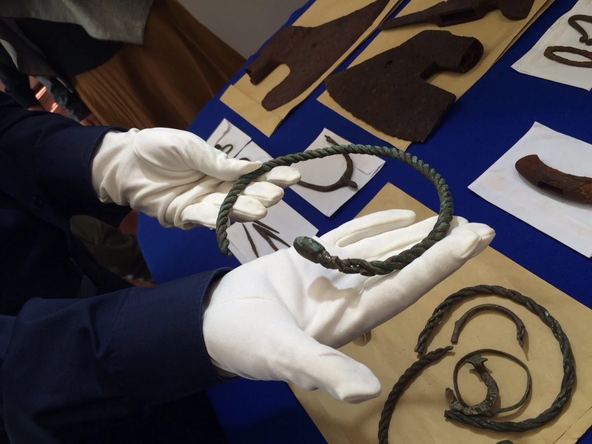 Podczas śledztwa dotyczącego handlu bronią policjanci z Warmii i Mazur znaleźli cmentarzysko sprzed 1500 lat. Wszystko zaczęło się od zatrzymania kilkunastu osób, które nielegalnie szukały karabinów i pistoletów z czasu II Wojny Światowej, a potem sprzedawały je w sieci. 