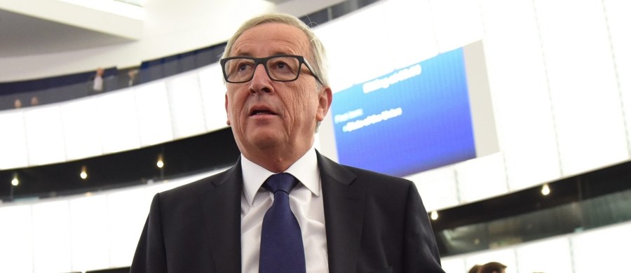 Szef Komisji Europejskiej Jean-Claude Juncker w wywieraniu na nas presji w sprawie obowiązkowego przyjęcia uchodźców przekroczył granice ignorancji i arogancji. W swoim przemówieniu mylił państwa bałtyckie z bałkańskimi, a podczas konferencji pasowej ironicznie przedstawił się w roli… papieża. "Gdybym był papieżem - co kiedyś nastąpi, ale jeszcze do tego nie doszło - to powiedziałbym: nie lękajcie się!" - tak szef KE przekonywał m.in. nas, Polaków, do zgody na propozycję obowiązkowego przyjęcia dużej grupy uchodźców.