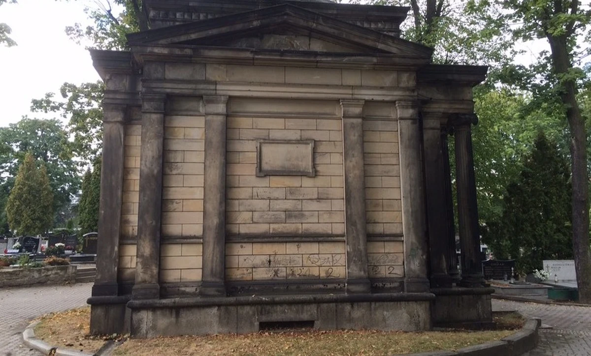 Zarzuty znieważenia miejsca pochówku, usiłowania ograbienia grobowca i nieudzielenia pomocy koledze usłyszeli dwaj mężczyźni, którzy włamali się do poniemieckiej krypty na cmentarzu w Świebodzicach na Dolnym Śląsku. Ich kolega spadł z wysokości pięciu metrów. Zginął na miejscu. 