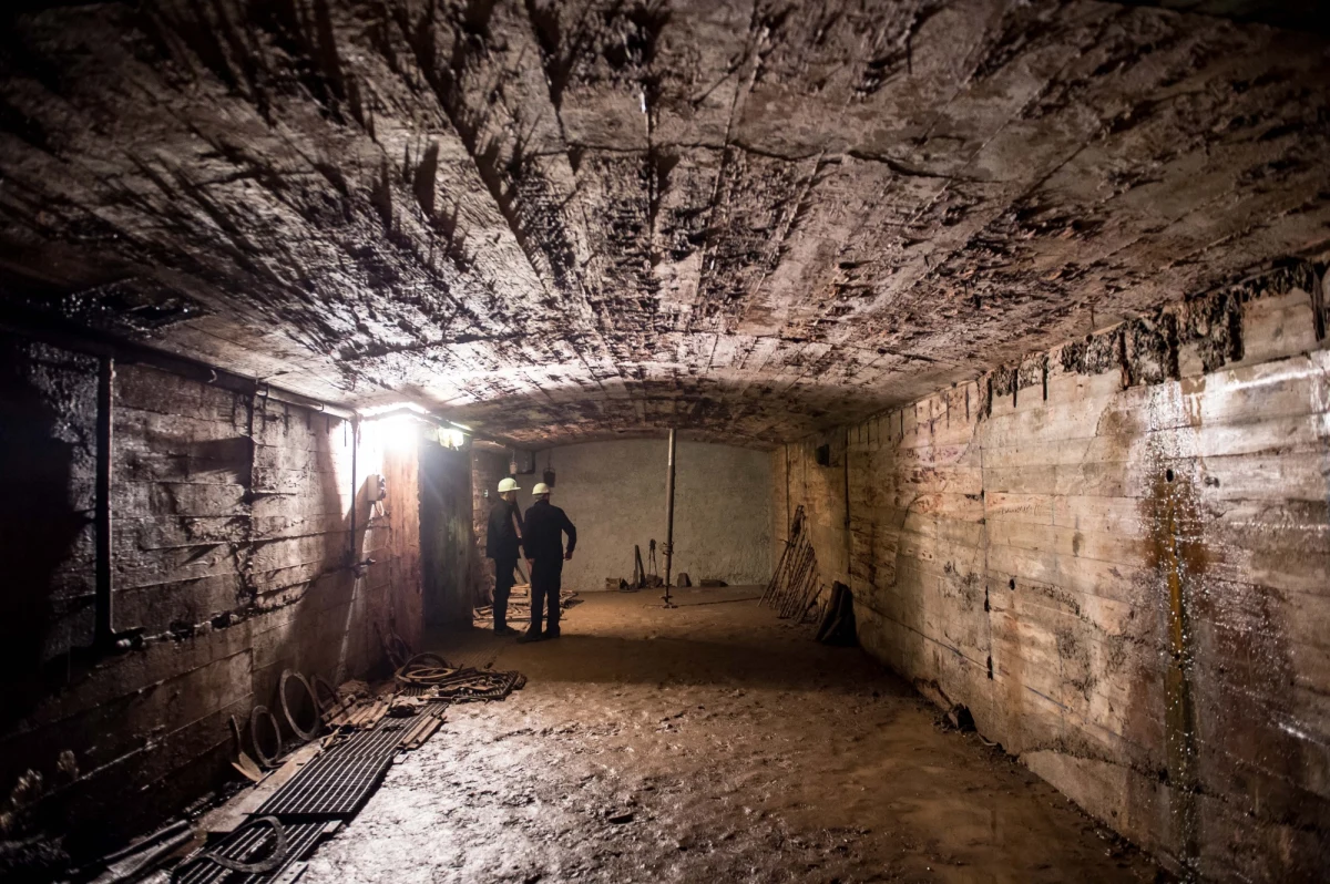 Przyrządy radiestezyjne, zeznania świadków i w ostateczności badania specjalistycznym sprzętem. Odkrywca tuneli w Walimiu na Dolnym Śląsku - Krzysztof Szpakowski umieścił w sieci film, w którym zdradza, jak wygląd proces odkrywania podziemnych korytarzy. 