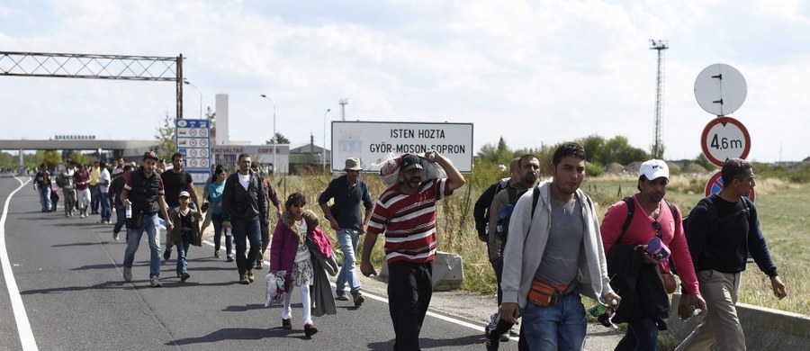 Syryjscy uchodźcy mogą dotrzeć do Polski przez Ukrainę. Jeżeli Węgrzy wybudują mur i uszczelnią swoją zewnętrzną granicę, to fala migracyjna rozleje się na boki – usłyszała nasza korespondentka w Brukseli Katarzyna Szymańska-Borginon. 