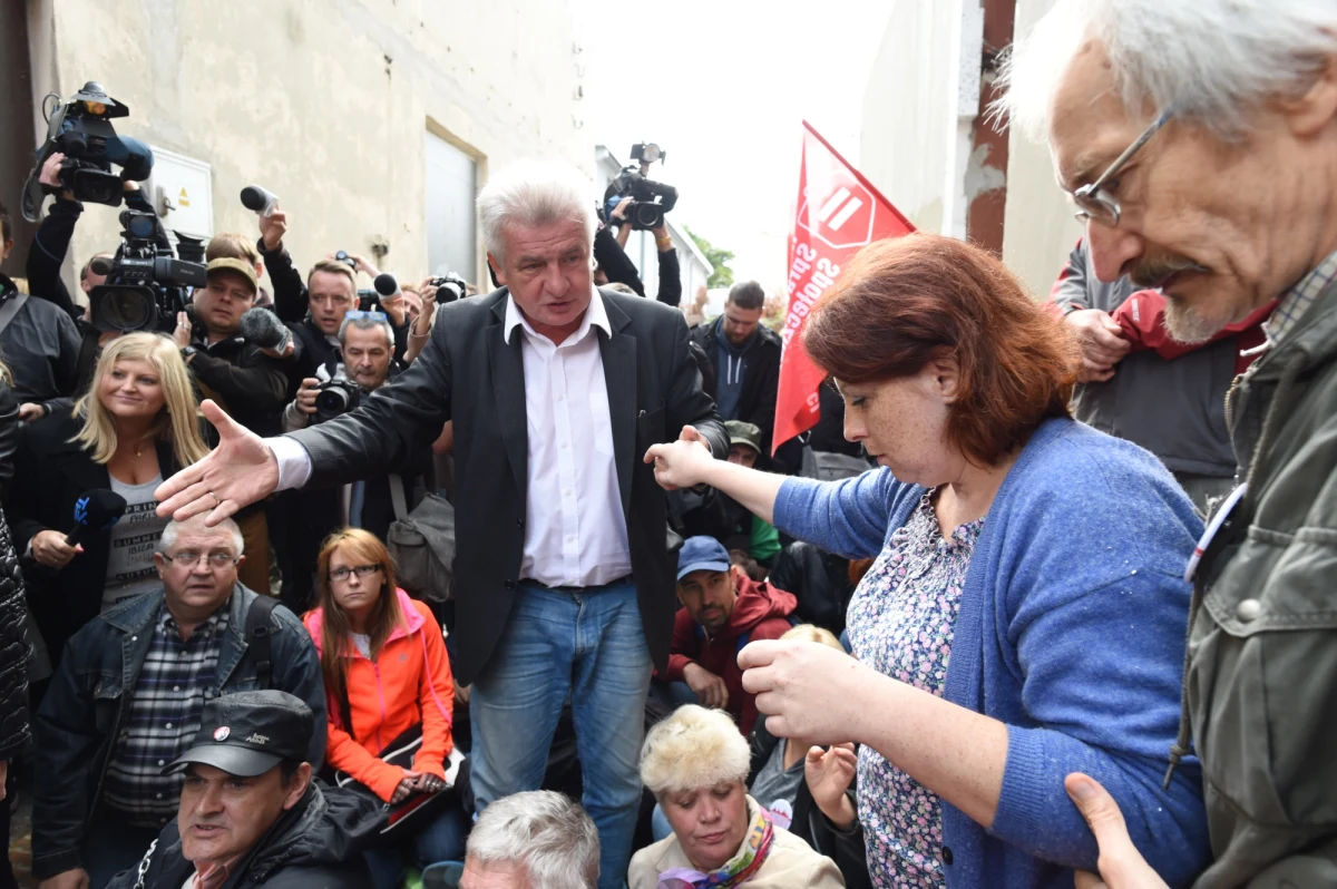 Ciężarna kobieta z trojgiem dzieci miała być w czwartek eksmitowana z mieszkania komunalnego w Łodzi do klitki, gdzie nawet nie ma toalety. Decyzję o "wyprowadzeniu” rodziny podjął sąd na wniosek miasta, który jest wierzycielem pani Wioletty. Do eksmisji ostatecznie nie doszło.