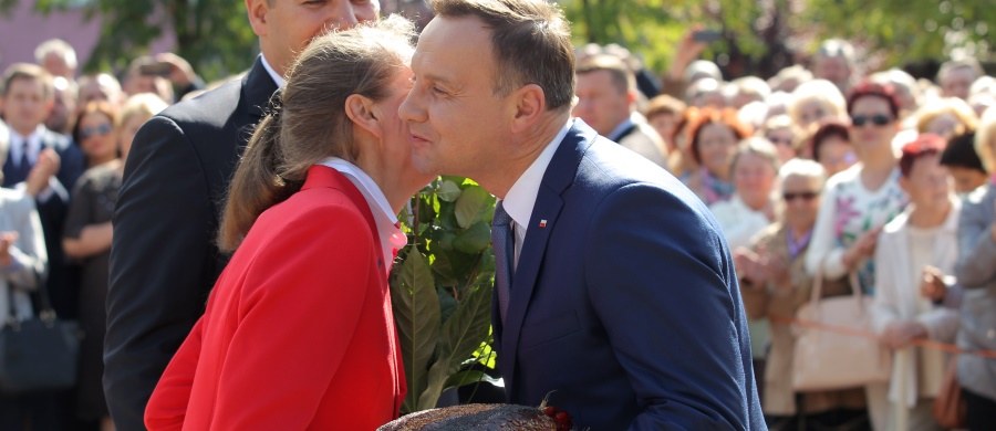 "To nie były tylko obietnice. To była moja umowa zawarta z polskim społeczeństwem, z moimi rodakami, z moimi współobywatelami Rzeczypospolitej” – tak prezydent Andrzej Duda skomentował podczas wizyty w Sokółce swoje słowa z kampanii wyborczej. „Jeżeli zostałem wybrany, to znaczy, że treść tej umowy odpowiadała oczekiwaniu większości polskiego społeczeństwa, a moim obowiązkiem jest tę umowę zrealizować” - dodał.