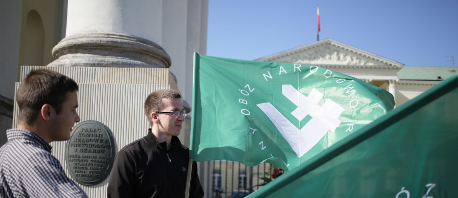 Wojewoda mazowiecki uchylił zakaz organizacji protestu narodowców przeciw przyjmowaniu uchodźców. Taki zakaz wydały władze Warszawy. Jacek Kozłowski uchylił decyzje prezydent stolicy Hanny Gronkiewicz-Waltz i nakazał ponowne rozpatrzenie wniosku ONR. Narodowcy chcą protestować w stolicy w sobotę.