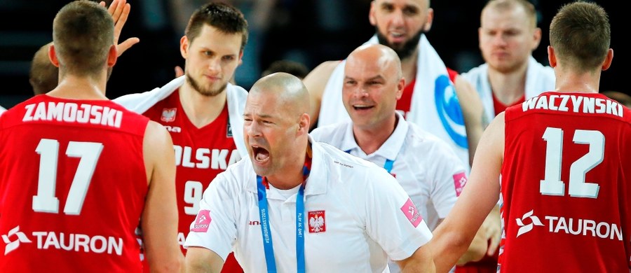 Reprezentacja Polski koszykarzy zagra z Hiszpanią w sobotnim meczu 1/8 finału mistrzostw Europy. Biało-czerwoni, którzy już wcześniej zapewnili sobie awans, zajęli trzecie miejsce w grupie A, natomiast wicemistrzowie olimpijscy - drugie w grupie B.