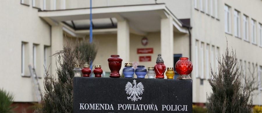 Ani policjanci, ani lekarze nie przyczynili się do śmierci 19-latka z podwarszawskiego Legionowa, który podczas policyjnej interwencji zmarł po zadławieniu się woreczkiem z narkotykami. Jak dowiedział się reporter RMF FM Krzysztof Zasada, prokuratura umorzyła śledztwo w tej sprawie.