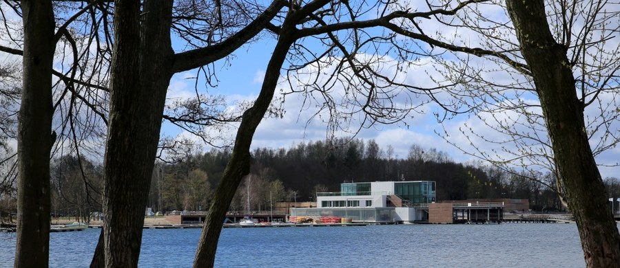 Prawdopodobnie zbyt szybkie wynurzenie się było przyczyną śmierci 41-letniej kobiety, która nurkowała w jeziorze Ukiel w Olsztynie. Kobieta zeszła na głębokość trzydziestu metrów.