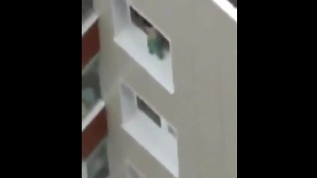 Oto przerażające wideo z Chin. Mały chłopiec urządził sobie zabawę na 8 piętrze, problem w tym, że zamiast bawić się w środku, wyszedł na zewnętrzny parapet okna. Sytuacja wygląda naprawdę groźnie. 