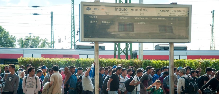 Ze względów bezpieczeństwa władze Austrii zamknęły przejście graniczne w Nickelsdorfie na autostradzie A4, na granicy z Węgrami - podała agencja APA. Dziesiątki migrantów idą w kierunku Wiednia - twierdzi Reuters.
