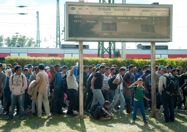 Austria zamknęła przejście na granicy z Węgrami. Uchodźcy idą w kierunku Austrii