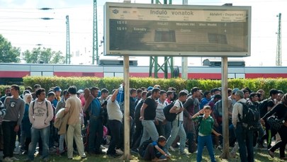 Austria zamknęła przejście na granicy z Węgrami. Uchodźcy idą w kierunku Austrii