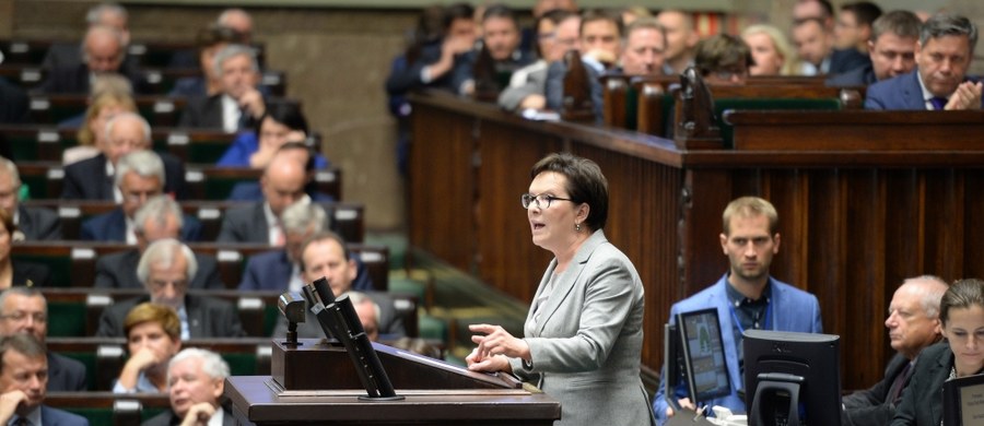 Premier Ewa Kopacz zwróciła się do marszałek Sejmu Małgorzaty Kidawy-Błońskiej o zwołanie jednodniowego, nadzwyczajnego posiedzenia Sejmu w sprawie uchodźców. Odbędzie się ono w środę o godz. 14. Wcześniej marszałek Sejmu poinformowała, że informacja rządu zostanie przedstawiona na następnym posiedzeniu Sejmu w dniach 23-25 września. Po tych słowach w Sejmie wywiązała się burzliwa debata.