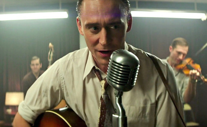 Brytyjski aktor wcielił się w postać Hanka Williamsa w filmie "I Saw The Light".  W pierwszym trailerze prezentuje swoje zdolności wokalne. 