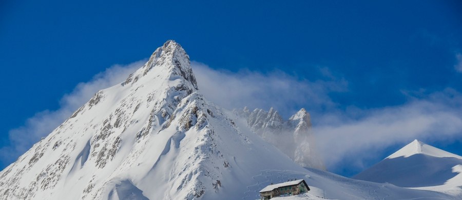 Najwyższy alpejski szczyt Mont Blanc stracił prawie półtora metra wysokości i... "ucieka" z Francji do Włoch. To rezultaty najnowszych badań, według których powłoka lodu na "Dachu Europy" przesunęła się w ciągu kilku lat aż o 26 metrów w stronę przebiegającej tuż obok włoskiej granicy.