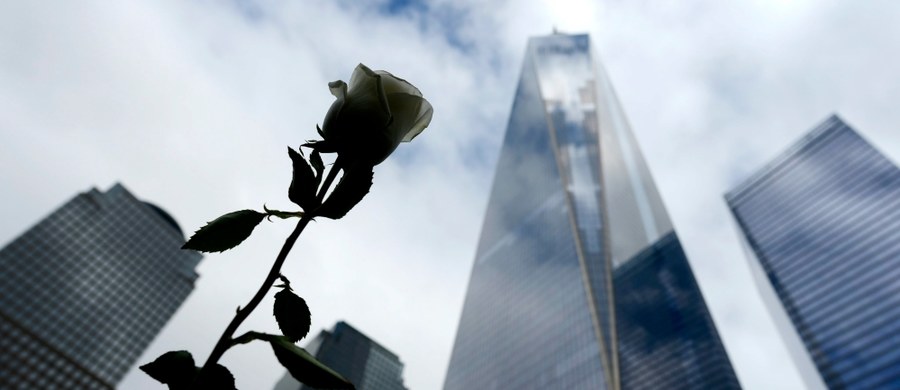 Podobnie jak miliony Amerykanów prezydent Barack Obama uczcił minutą ciszy pamięć ofiar zamachów z 11 września 2001 roku. W atakach w Nowym Jorku i Waszyngtonie zginęło wówczas blisko 3 tys. osób.