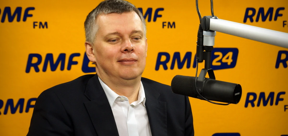 "To prawda, że nasza dyskusja o jednym z fundamentalnych problemów, przed którym stanęła w tej chwili Europa jest trochę taka, jak w innych sprawach w Polsce: bardzo skażona bieżącymi emocjami politycznymi" - mówi Gość Krzysztofa Ziemca w RMF FM wicepremier i szef MON Tomasz Siemoniak. "Głosy, nawet niektórych polskich polityków, że NATO powinno interweniować są nie do końca głosami przemyślanymi" - dodaje wicepremier. Zdaniem Siemoniaka "rozmowa o uchodźcach jest rozmową o solidarności europejskiej". "Padają tutaj różne niewłaściwe wypowiedzi, bo ani nie powinno się nikogo straszyć, ani tez używać słowa "szantaż". Wydaje mi się, że w polityce międzynarodowej, gdy się dba o interesy, trzeba bardzo starannie dobierać słowa" - komentuje szef MON. Uszczelnianie granic? "Nasze granice - mówię tu o zewnętrznej granicy UE - są szczelne i wiele zainwestowaliśmy to, żeby być spokojnymi o nasze granice" - mówi Tomasz Siemoniak.