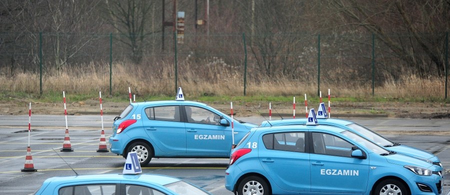 Rośnie kolejka chętnych do egzaminu na prawo jazdy kategorii B. Kandydaci na kierowców chcą go zdać jeszcze w tym roku, bo od 4 stycznia 2016 roku kolejny raz zmienią się przepisy. Wtedy zostanie wprowadzony tak zwany okres ochronny nowych kierowców. 