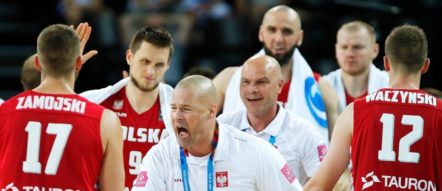 Koszykarze Łotwy i Grecji awansowali już do ćwierćfinału mistrzostw Europy. Pierwszy z tych zespołów wygrał dziś z wyżej notowaną Słowenią 73:66. Grecja zaś pokonała Belgię 75:54. „Polskę też stać na niespodziankę” – powiedział Janis Blums, były gracz Anwilu Włocławek.