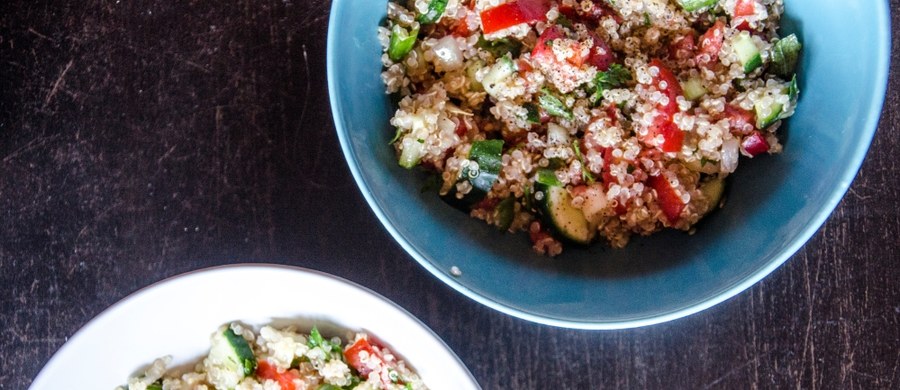 Miętowo-cytrynowa, orzeźwiająca, z natką pietruszki, szczypiorkiem i ogórkiem. Tabbouleh - czyli sałatka libańska, ta tradycyjna - z kuskusem, który można zastąpić komosą ryżowa (quinoa), kasza bulgur, jęczmienną lub nawet pęczakiem. 