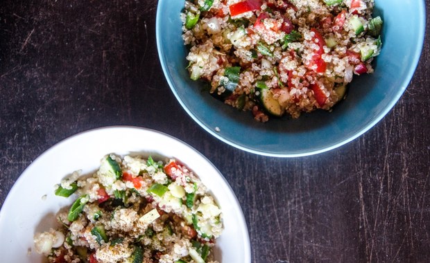 Miętowo-cytrynowa, orzeźwiająca, z natką pietruszki, szczypiorkiem i ogórkiem. Tabbouleh - czyli sałatka libańska, ta tradycyjna - z kuskusem, który można zastąpić komosą ryżowa (quinoa), kasza bulgur, jęczmienną lub nawet pęczakiem. 