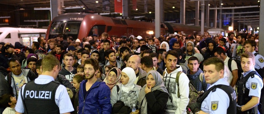 Minister transportu Niemiec Alexander Dobrindt stwierdził, że możliwości przyjmowania uchodźców wyczerpały się. "Doszliśmy do granicy wytrzymałości" - oświadczył. Polityk CSU zapowiedział też podjęcie działań w celu powstrzymania napływu imigrantów. Tylko wczoraj do Monachium wjechało 12 tys. osób.