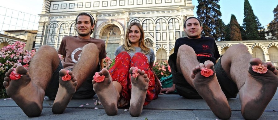 Nowa dyskusja wokół kwestii uchodźców rozgorzała we Włoszech. Pewna para w tym kraju chciała wziąć ślub boso na znak solidarności z imigrantami - nawiązując w ten sposób do marszów bez butów organizowanych w podobnym geście. Na "bosy ślub" nie zgodziła się jednak urzędniczka, czym wywołała falę komentarzy.