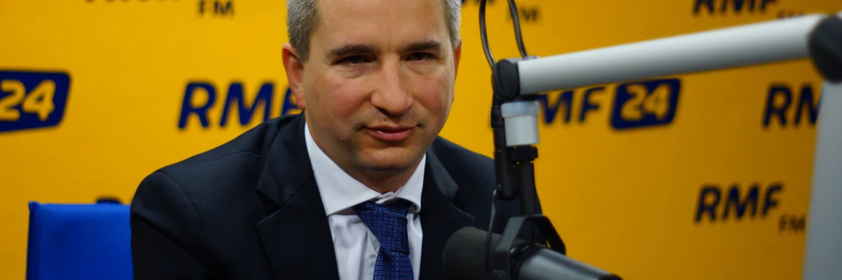 „Podpisuję się pod propozycją podatkową, która została zaprezentowana w sobotę i podjąłbym się jej realizacji”– mówi w Kontrwywiadzie RMF FM minister finansów Mateusz Szczurek pytany o propozycje PO. Likwidacja składek na NFZ i ZUS? „Nie likwidujemy ZUS-u, czy NFZ-u. Chodzi o eliminację składek płaconych przez pracodawcę i pracownika” – wyjaśnia. 5-krotnie wyższe wpływy z PIT? „Jeżeli zliczymy dzisiejszy klin podatkowy itd., to tak będzie” – mówi gość RMF FM. „To nie jest bajka, a w Ministerstwie Finansów nie pracują bajkopisarze” – ocenia Mateusz Szczurek. Dodaje, że chodzi o łączenie wszystkich obciążeń w jedno. „Dziś podatki są skomplikowane dlatego, że płacimy PIT i kolejne składki, których jest bardzo dużo” – ocenia gość RMF FM. 