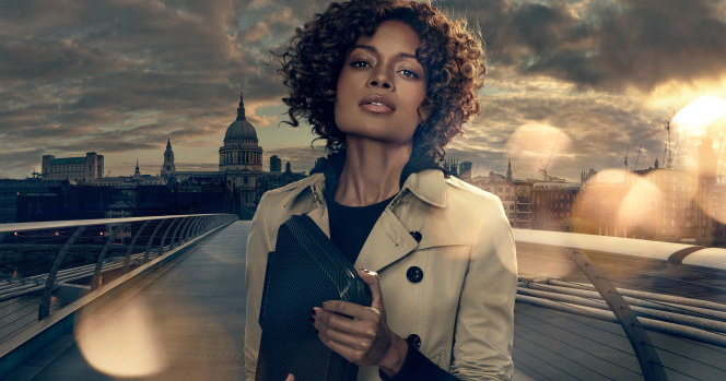 Naomie Harris (Moneypenny) wystąpiła w firmie reklamowym firmy Sony prezentując „stworzony na potrzeby Jamesa Bonda” smartfon.