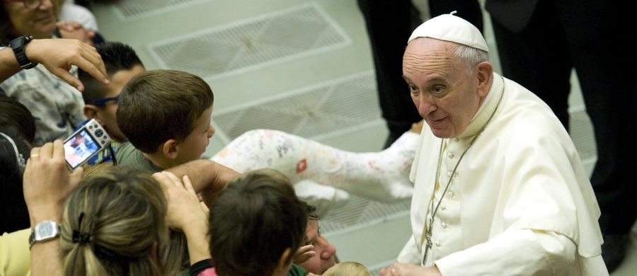 Papież Franciszek poinformował, że wybrano już dwie rodziny uchodźców, które zamieszkają w Watykanie. O zamiarze przyjęcia uchodźców za Spiżową Bramą poinformował wiernych 6 września, gdy apelował do wszystkich parafii i klasztorów w Europie, by uczyniły to samo.