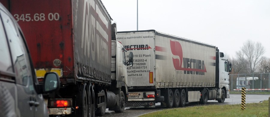 Mieszkańcy Mierzęcic w Śląskiem znowu blokują drogę. Chodzi o biegnącą przez tę miejscowość trasę nr 78. 